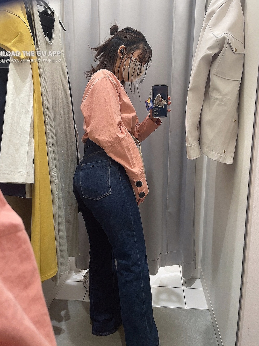 ピンク系のTシャツ/カットソー、ベージュ系のショルダーバッグ、ブルー系のデニムパンツを着用したレディースの春コーディネートの2枚目の写真