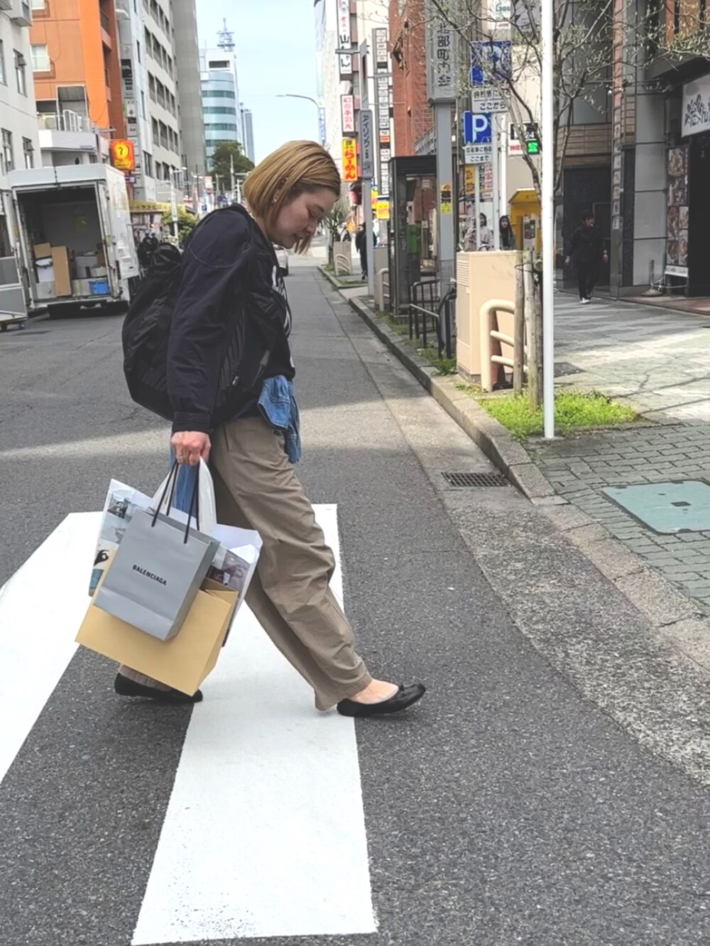 ブルー系のシャツ/ブラウス、ブラック系のバレエシューズ、ブラウン系のその他パンツを着用したレディースの春コーディネートの2枚目の写真