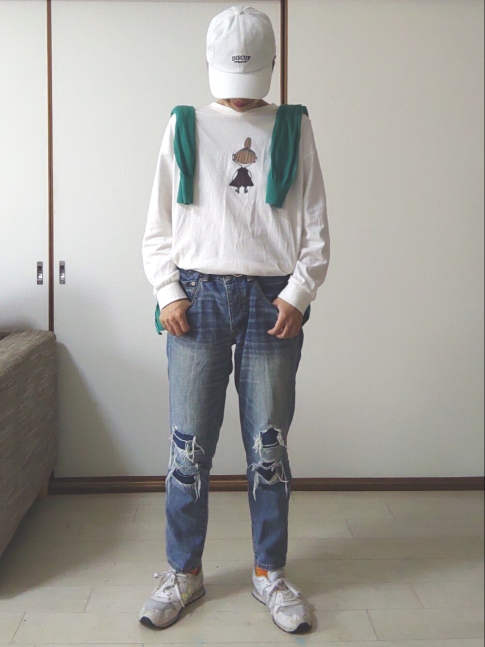 ブルー系のデニムパンツ、ホワイト系のスニーカー、ホワイト系のTシャツ/カットソーを着用したレディースの春コーディネートの2枚目の写真