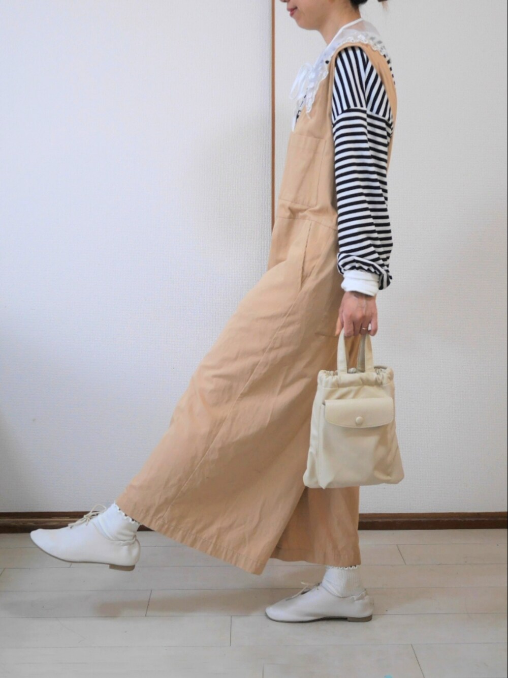 ホワイト系のショルダーバッグ、その他のTシャツ/カットソー、ベージュ系のサロペット/オーバーオールを着用したレディースの春コーディネートの2枚目の写真