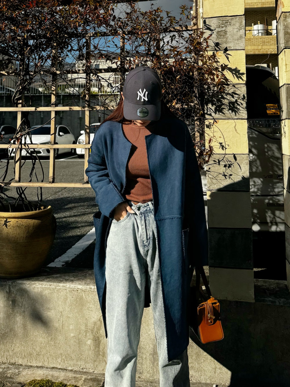 その他のショルダーバッグ、ブラック系のブーツ、ホワイト系のニット/セーターを着用したレディースの冬コーディネートの3枚目の写真