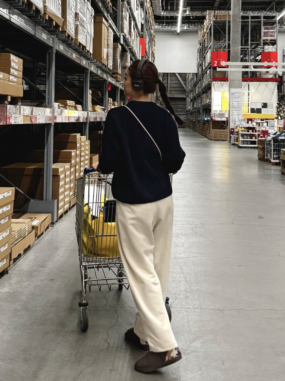 「休日スタイル、UNIQLO、スウェット、ヘッドホン、ムートンブーツ、ブーツ、秋冬コーデ、ニット、お出かけコーデ、マイベストコーデ2023、クリスマスに着たい服、ミニバッグ」｜「UNIQLOのアイテム（スウェットパンツ、ベージュ系）」を使った、ＬＩＰＩ  さん（レディース・165cm）の冬コーディネートの2枚目の写真