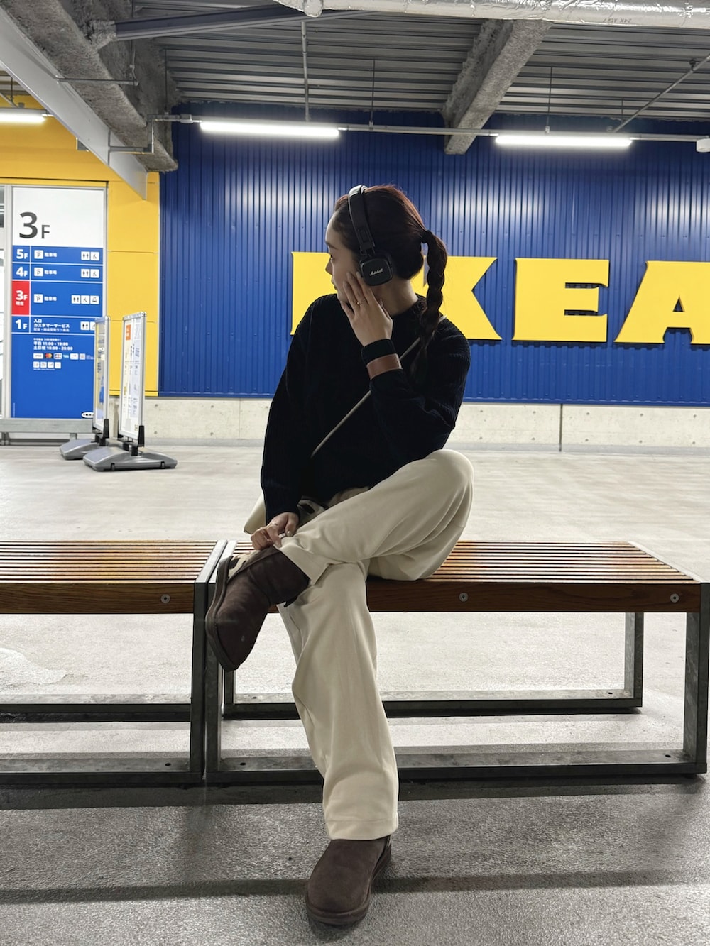 「休日スタイル、UNIQLO、スウェット、ヘッドホン、ムートンブーツ、ブーツ、秋冬コーデ、ニット、お出かけコーデ、マイベストコーデ2023、クリスマスに着たい服、ミニバッグ」｜「UNIQLOのアイテム（スウェットパンツ、ベージュ系）」を使った、ＬＩＰＩ  さん（レディース・165cm）の冬コーディネートの3枚目の写真