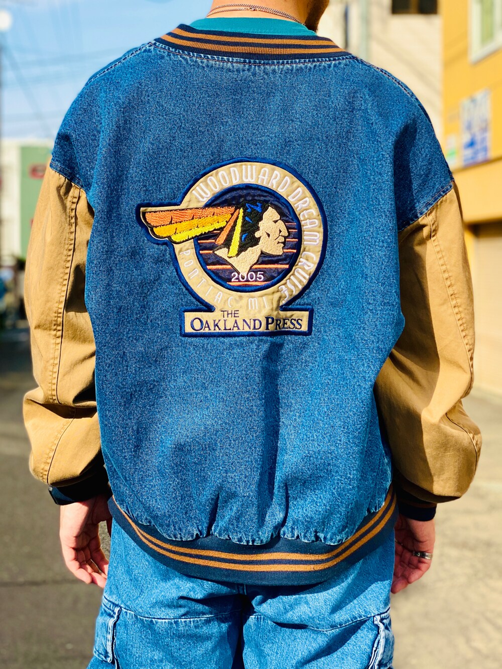 ブルー系のブルゾン、ブルー系のカーゴパンツ、その他のスニーカーを着用したメンズの春コーディネートの2枚目の写真