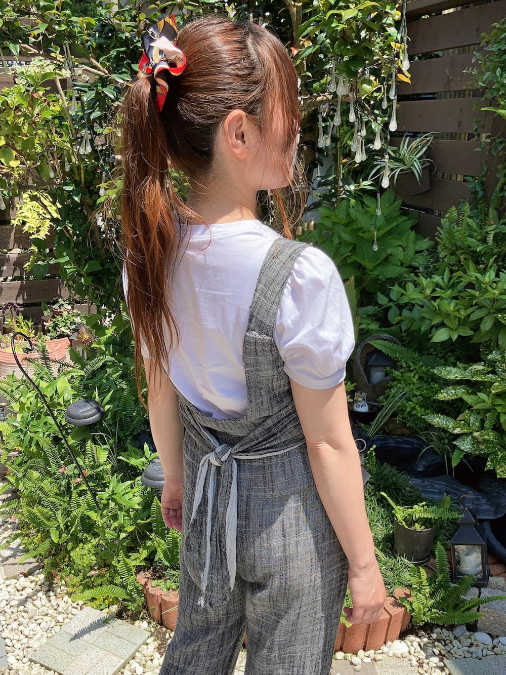 グレー系のサロペット/オーバーオール、ホワイト系のトップス、その他の食器を着用したレディースの夏コーディネートの3枚目の写真