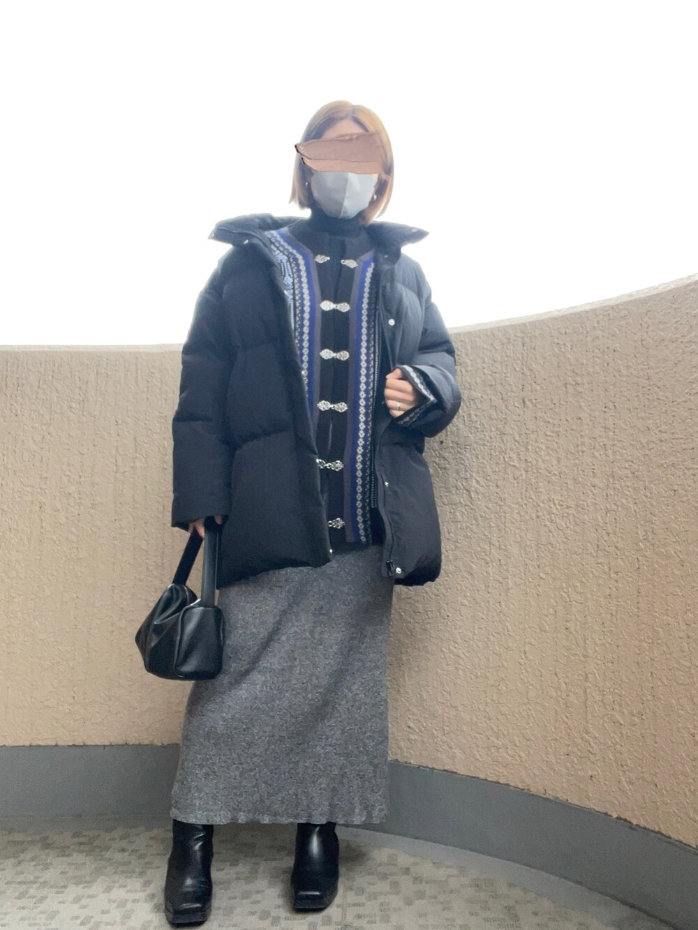「オトナカジュアル、ニットコーデ、お出かけコーデ、オーバーサイズ、スカート、カーディガン、ニット、タートルネック、ダウンジャケット、ニットスカート、タイトスカート、ブーツ、レイヤードスタイル、ootd、きれいめカジュアル」｜「Ungridのリブ編みマーメイドスカート（スカート、グレー系）」を使った、ayuさん（骨格ストレート・レディース・162cm）の冬コーディネートの2枚目の写真