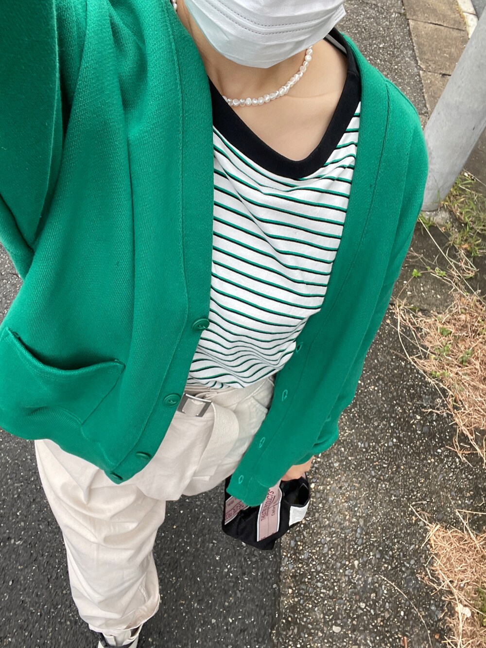 ホワイト系のTシャツ/カットソー、ホワイト系のその他パンツ、ブラック系のトートバッグを着用したレディースの秋コーディネートの3枚目の写真