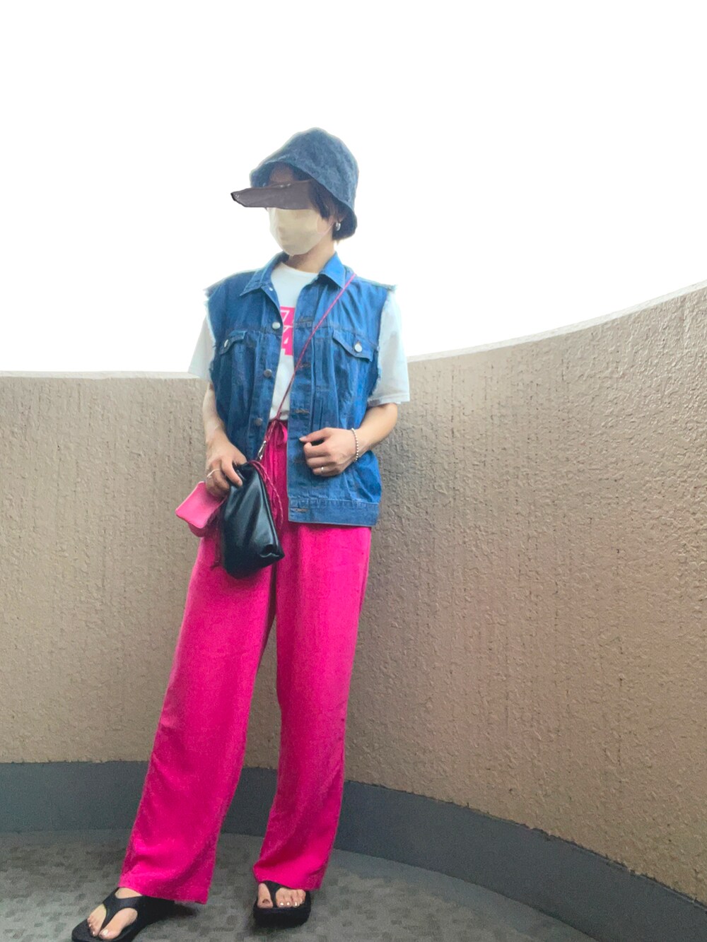 ブラック系のサンダル、ピンク系のその他パンツ、ブルー系のベストを着用したレディースの夏コーディネートの2枚目の写真