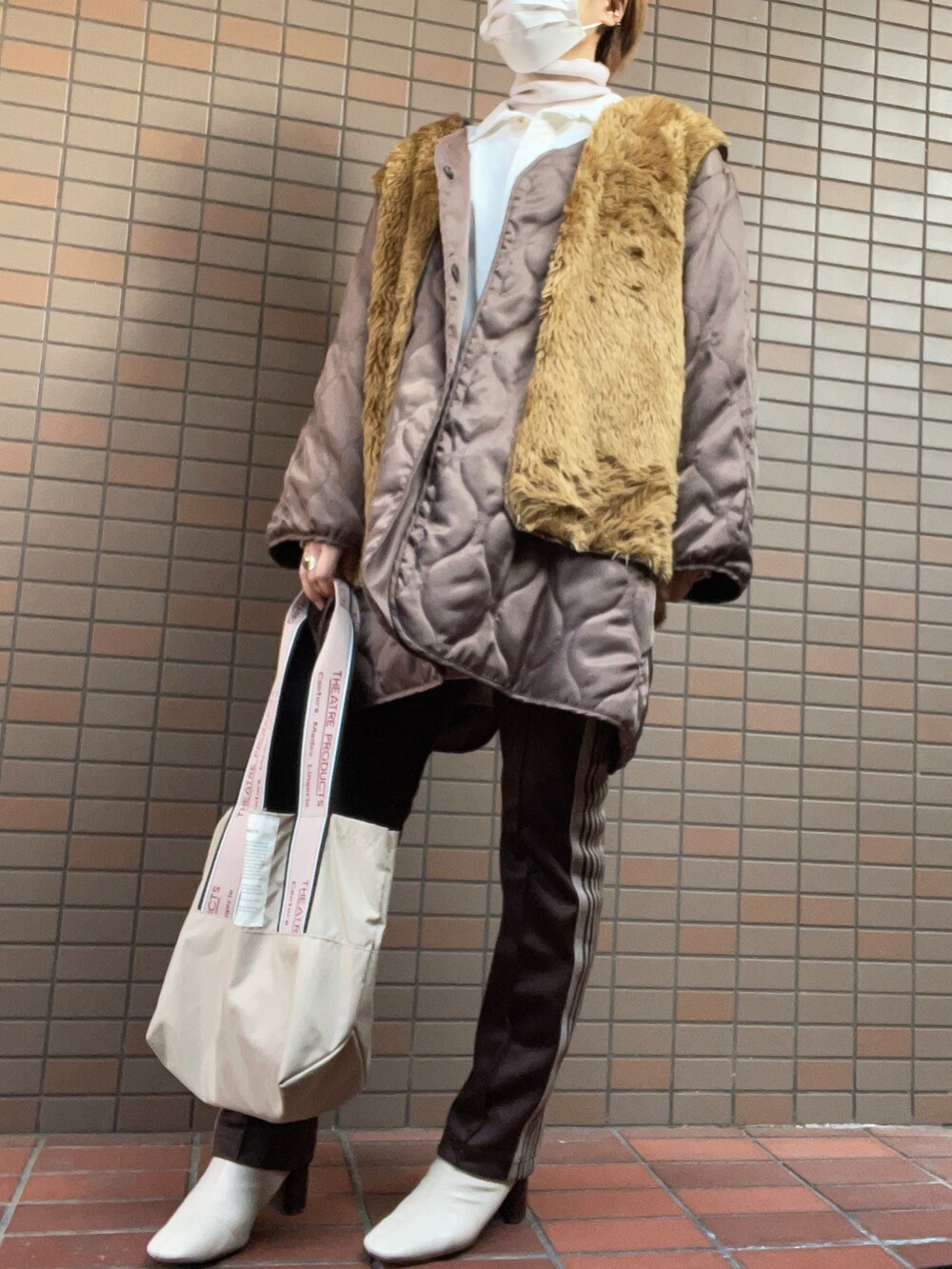 ブラウン系のその他パンツ、ベージュ系のトートバッグ、ホワイト系のブーツを着用したレディースの冬コーディネートの2枚目の写真