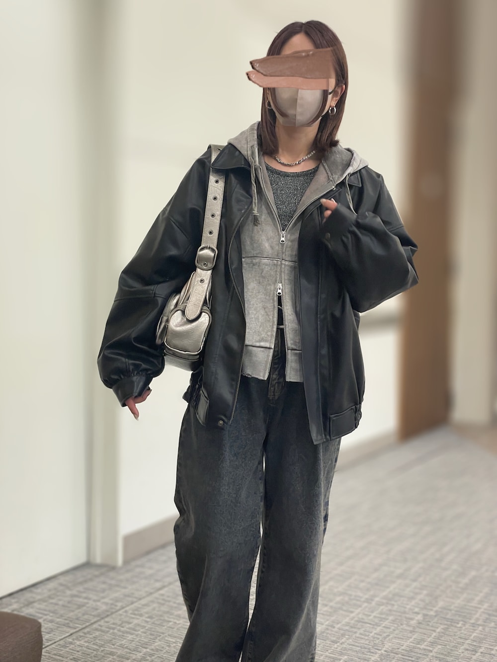 ブルー系のデニムパンツ、シルバー系のTシャツ/カットソー、グレー系のパーカーを着用したレディースの冬コーディネートの2枚目の写真