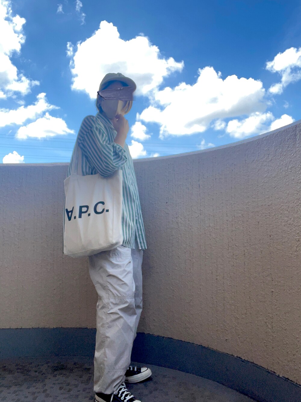 グレー系のその他パンツ、その他のスニーカー、グリーン系のシャツ/ブラウスを着用したレディースの秋コーディネートの2枚目の写真