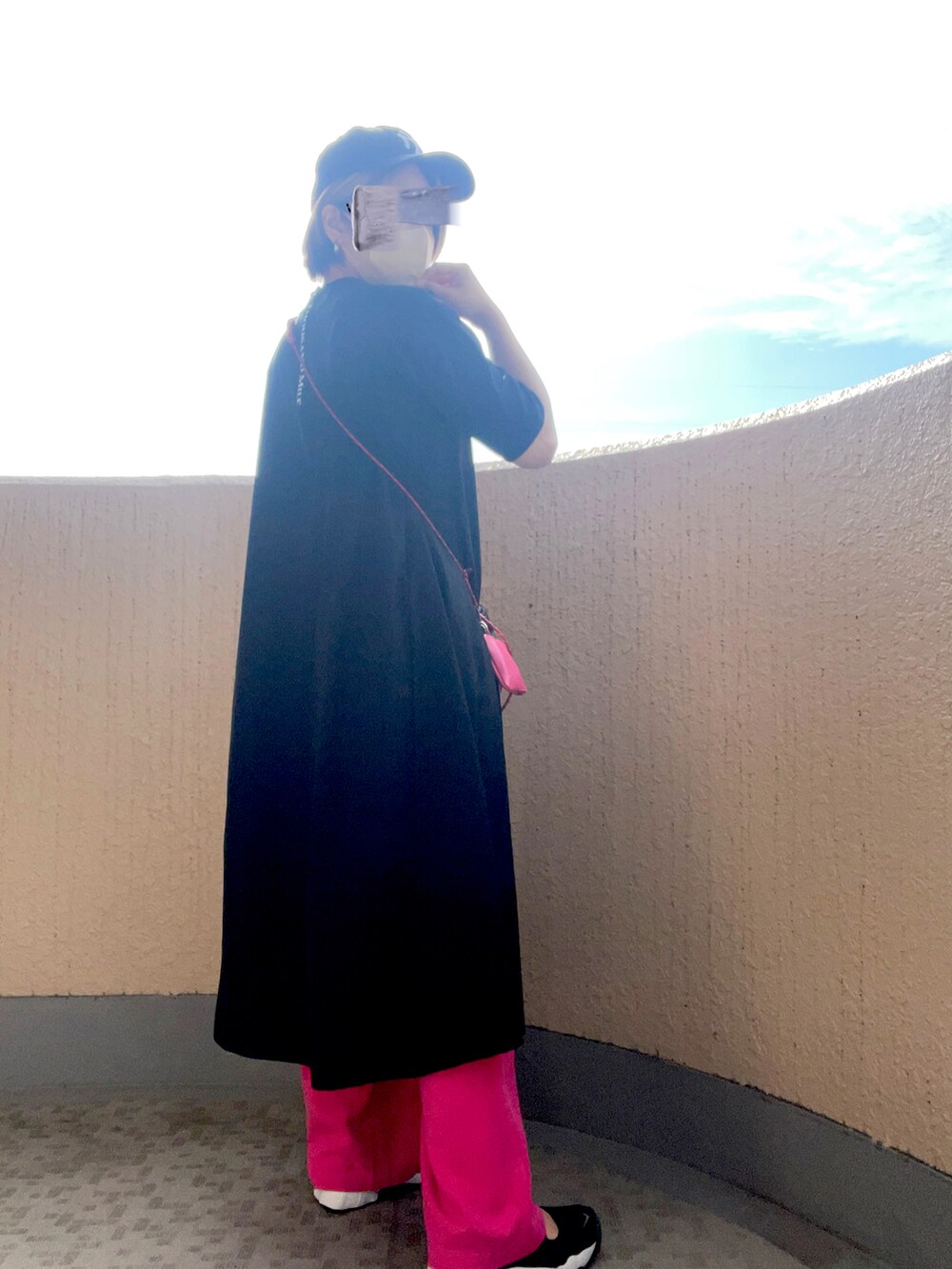 その他のショルダーバッグ、ブラック系のサンダル、ピンク系のその他パンツを着用したレディースの夏コーディネートの2枚目の写真