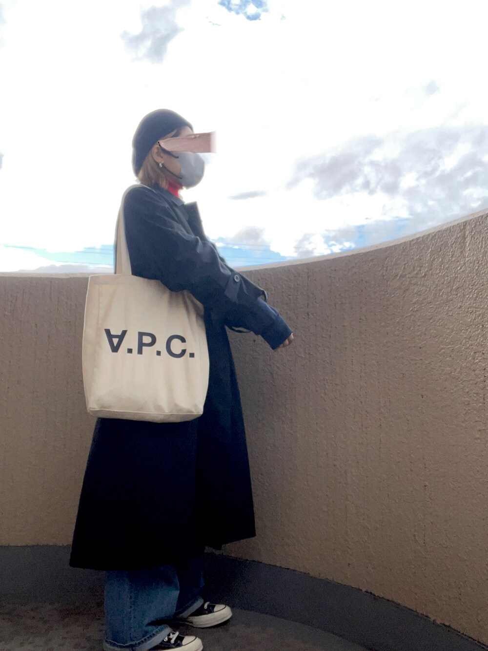 「休日スタイル、あったかコーデ、きれいめカジュアル、カジュアル、カラーコーデ、ブラック、カジュアルコーデ、ootd、デニム、ステンカラーコート、スウェット、タートルネック、ベレー帽、ロングコート、スニーカー」｜「Ungridのステンカラーコート( スタンドカラーロングコート )（ステンカラーコート、ブラック系）」を使った、ayuさん（骨格ストレート・レディース・162cm）の冬コーディネートの3枚目の写真