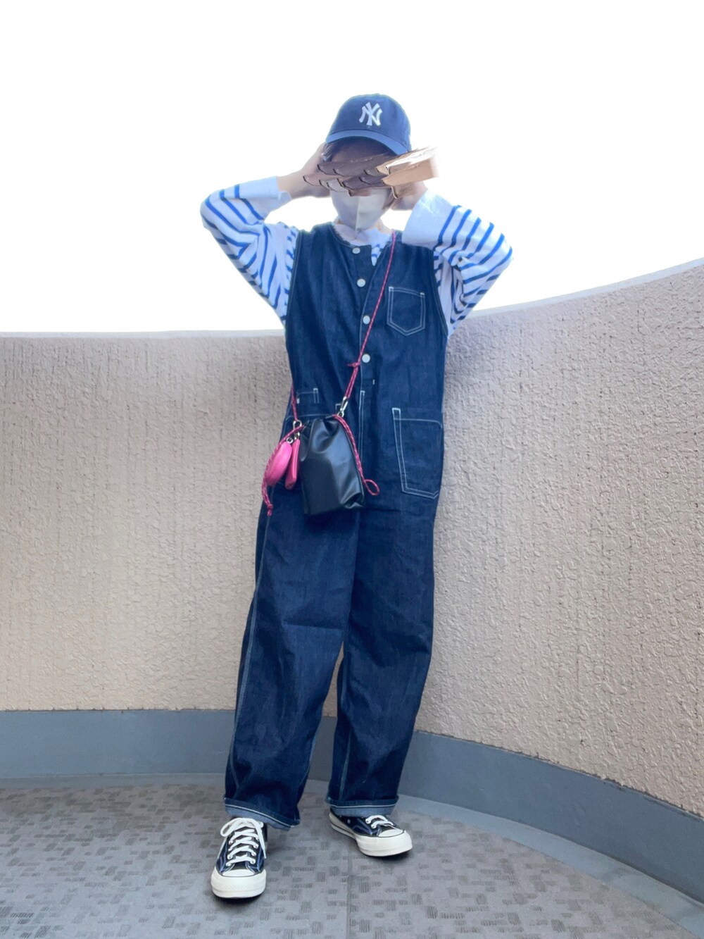 その他のスニーカー、ブルー系のつなぎ/オールインワン、ブルー系のTシャツ/カットソーを着用したレディースの春コーディネートの2枚目の写真