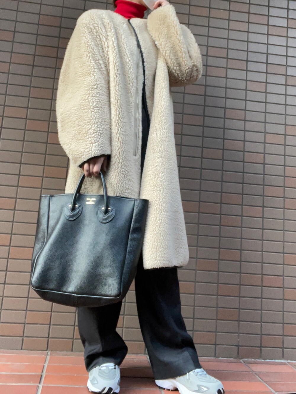 ブラック系のトートバッグ、グレー系のその他パンツ、グレー系のスニーカーを着用したレディースの冬コーディネートの3枚目の写真