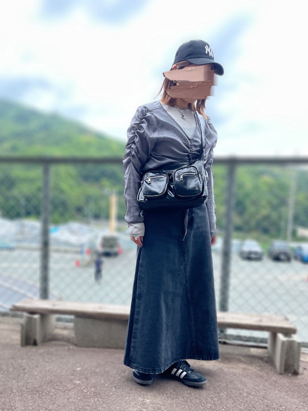「スニーカーコーデ、春のNewスタイル、シンプルスタイル、春、お出かけコーデ、キャップ、ootd、デニムスカート、ショルダーバッグ、ブラウス、カジュアル、モノトーン」｜「JEANASISのWポケットショルダーBAG/113222（ショルダーバッグ、ブラック系）」を使った、ayuさん（骨格ストレート・レディース・162cm）の春コーディネートの2枚目の写真