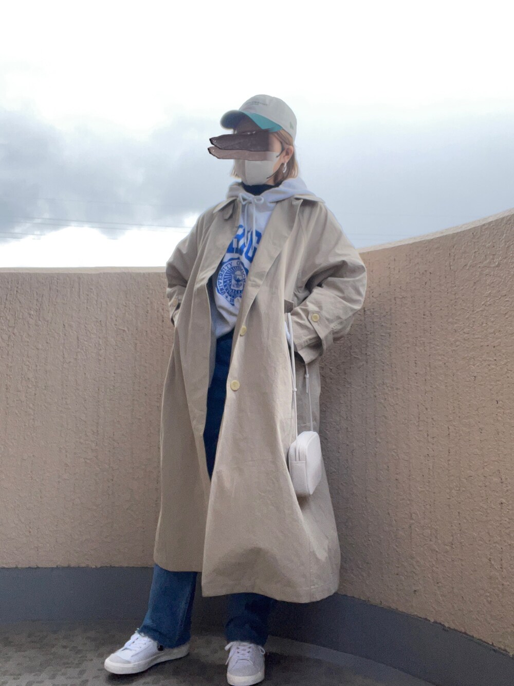 「春、オトナカジュアル、シンプル、ステンカラーコート、カジュアルコーデ、キャップ、スニーカー、ハイカットスニーカー、Nike blazer mid vintage 77、パーカー、スウェット、デニム、春コート、ロゴスウェット、春服デビュー宣言」｜「Russell AthleticのRUSSELL別注 カレッジパーカー（パーカー、グレー系）」を使った、ayuさん（骨格ストレート・レディース・162cm）の春コーディネートの2枚目の写真