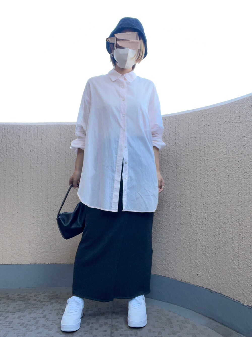 ブラック系のハンドバッグ、グレー系のスカート、ピンク系のシャツ/ブラウスを着用したレディースの秋コーディネートの2枚目の写真