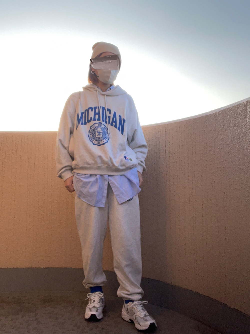 グレー系のスウェットパンツ、その他のシャツ/ブラウス、グレー系のパーカーを着用したレディースの春コーディネートの2枚目の写真