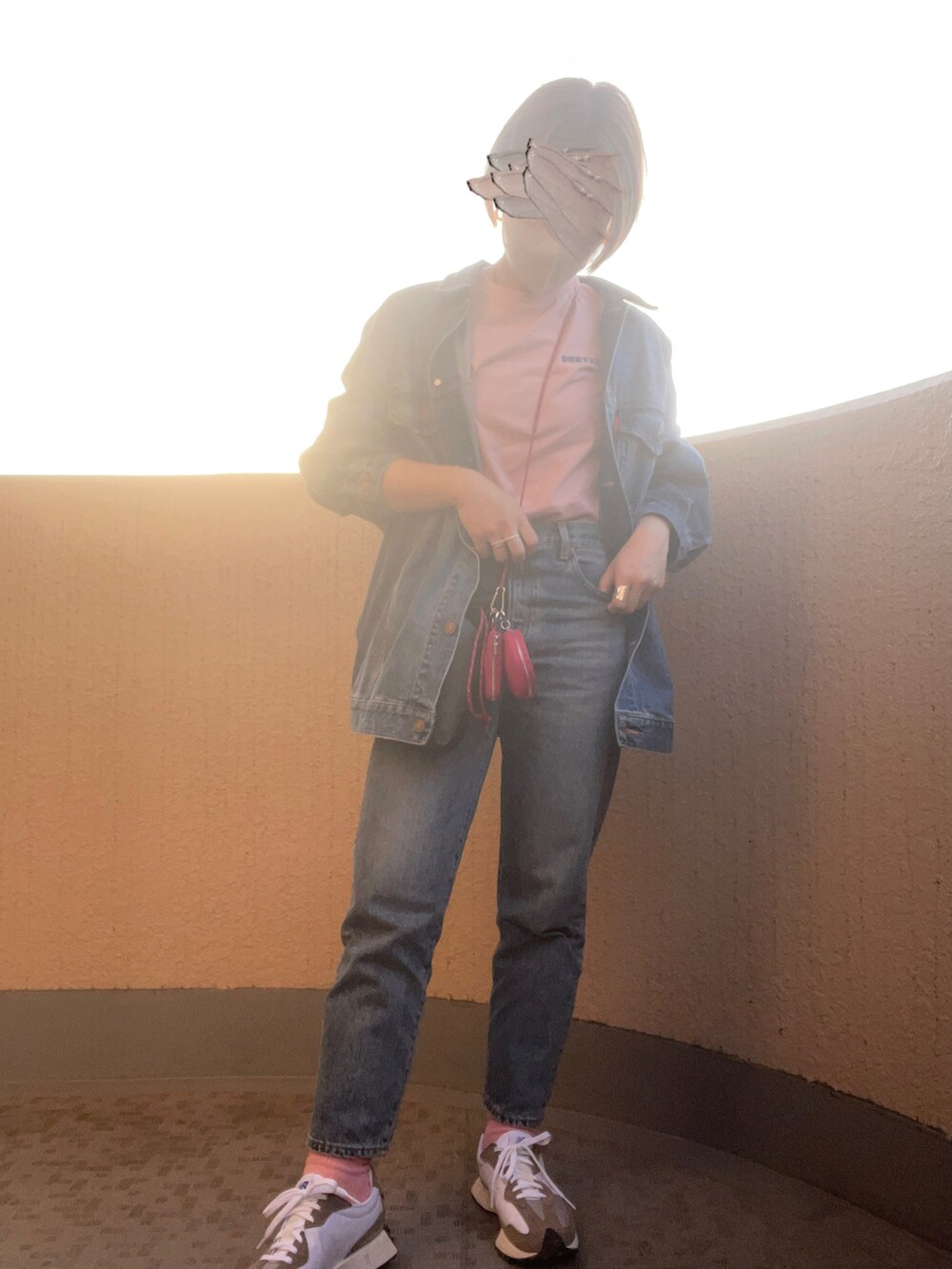 ブルー系のパンツ、ブルー系のデニムジャケット、ピンク系のTシャツ/カットソーを着用したレディースの春コーディネートの2枚目の写真