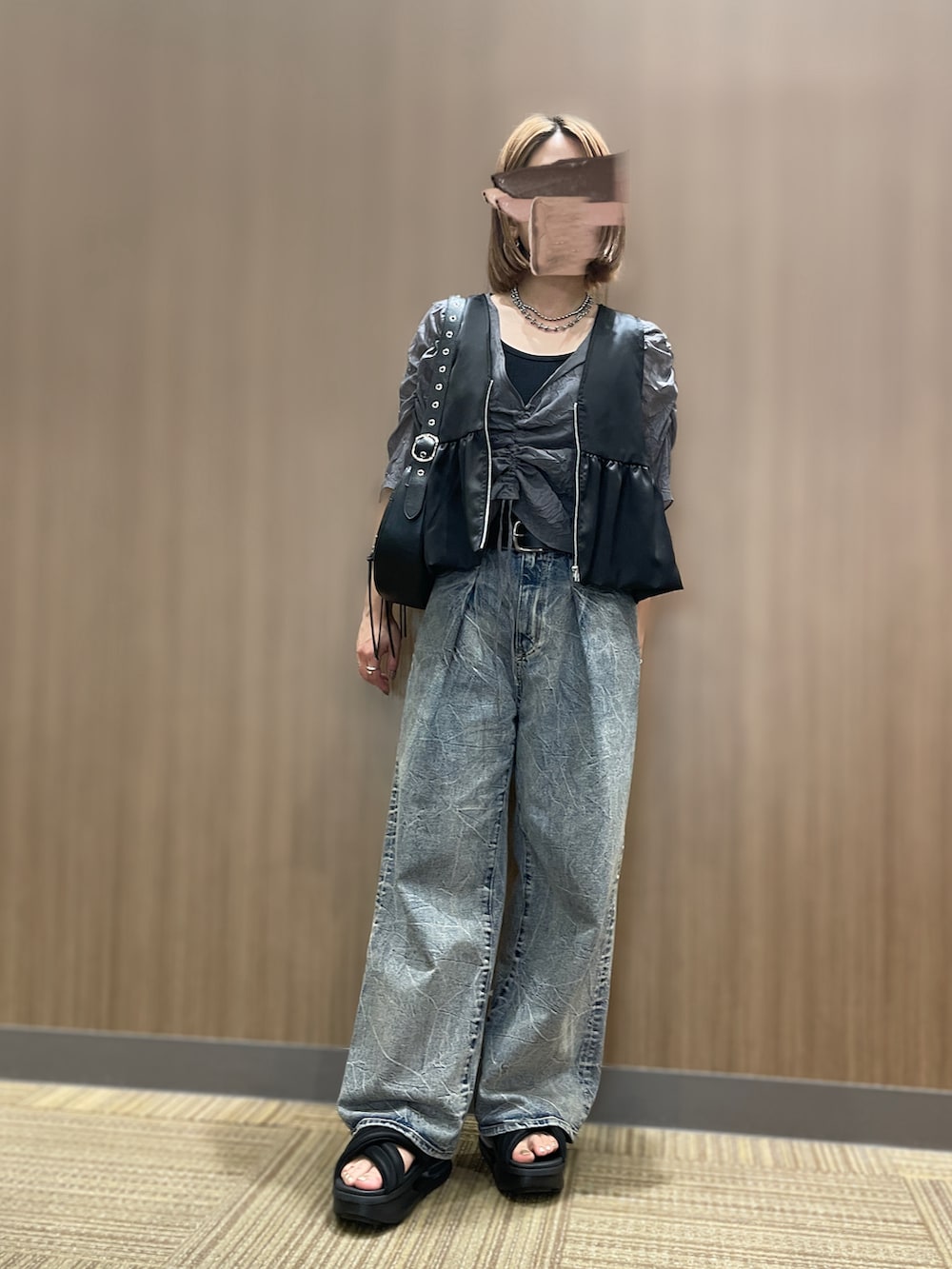 グレー系のシャツ/ブラウス、ブラック系のベスト、ブラック系のショルダーバッグを着用したレディースの夏コーディネートの2枚目の写真