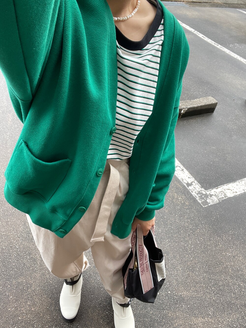 ホワイト系のTシャツ/カットソー、ホワイト系のその他パンツ、ブラック系のトートバッグを着用したレディースの秋コーディネートの2枚目の写真