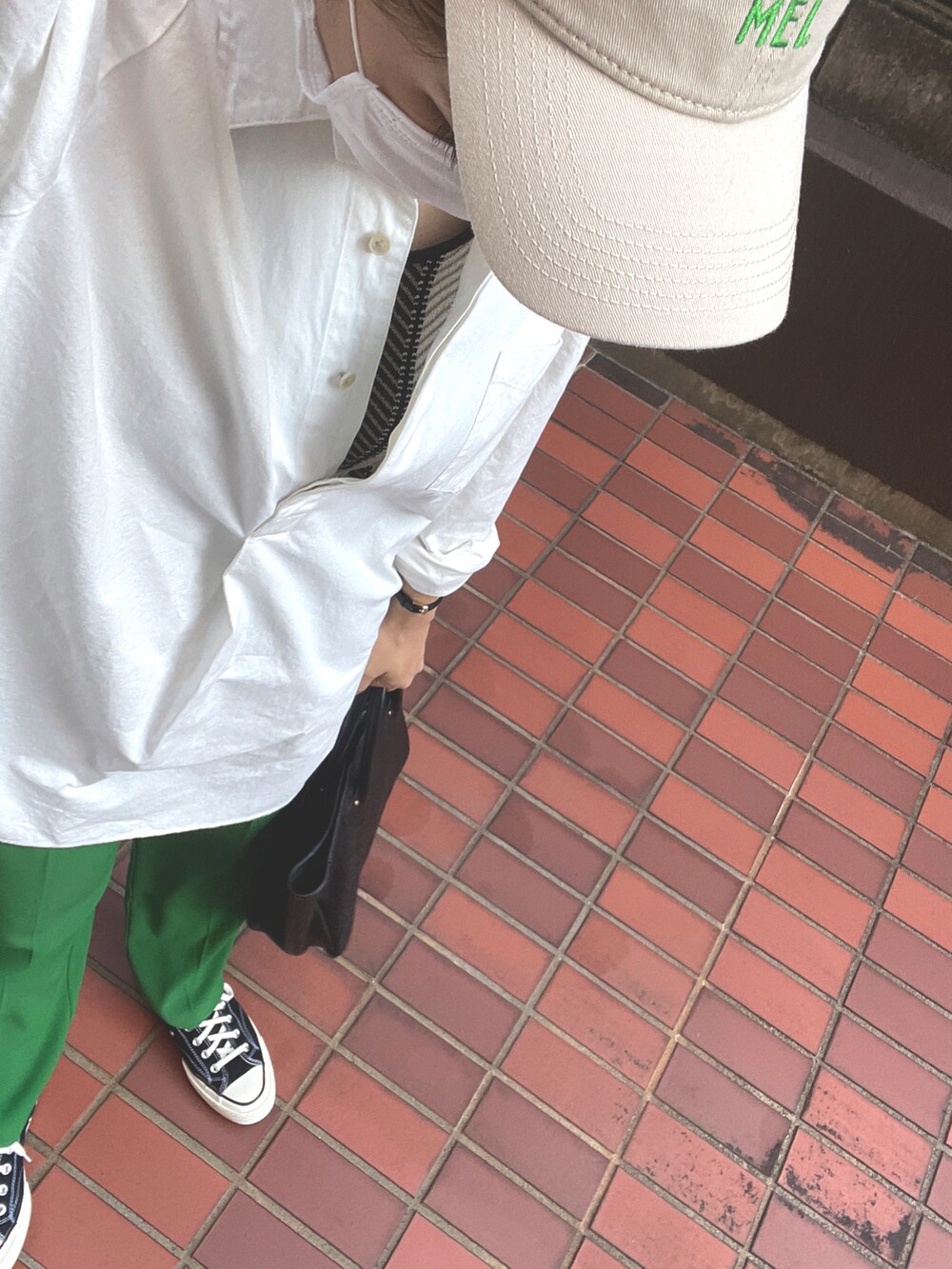 ブラック系のトートバッグ、その他のスニーカー、グリーン系のその他パンツを着用したレディースの秋コーディネートの3枚目の写真