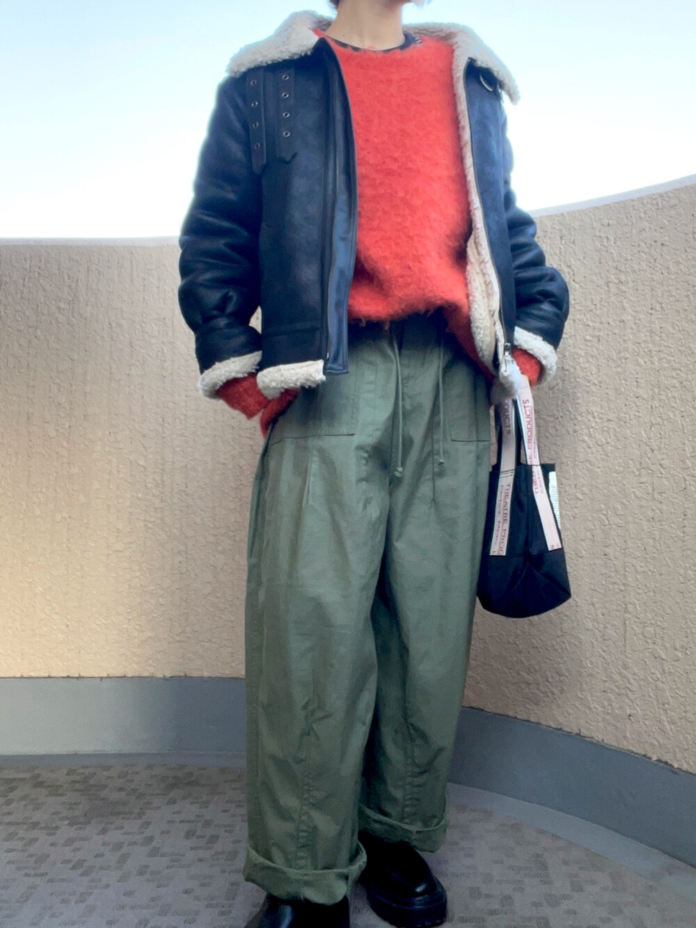 グリーン系のその他パンツ、ブラック系のトートバッグ、ブラック系のブーツを着用したレディースの冬コーディネートの2枚目の写真