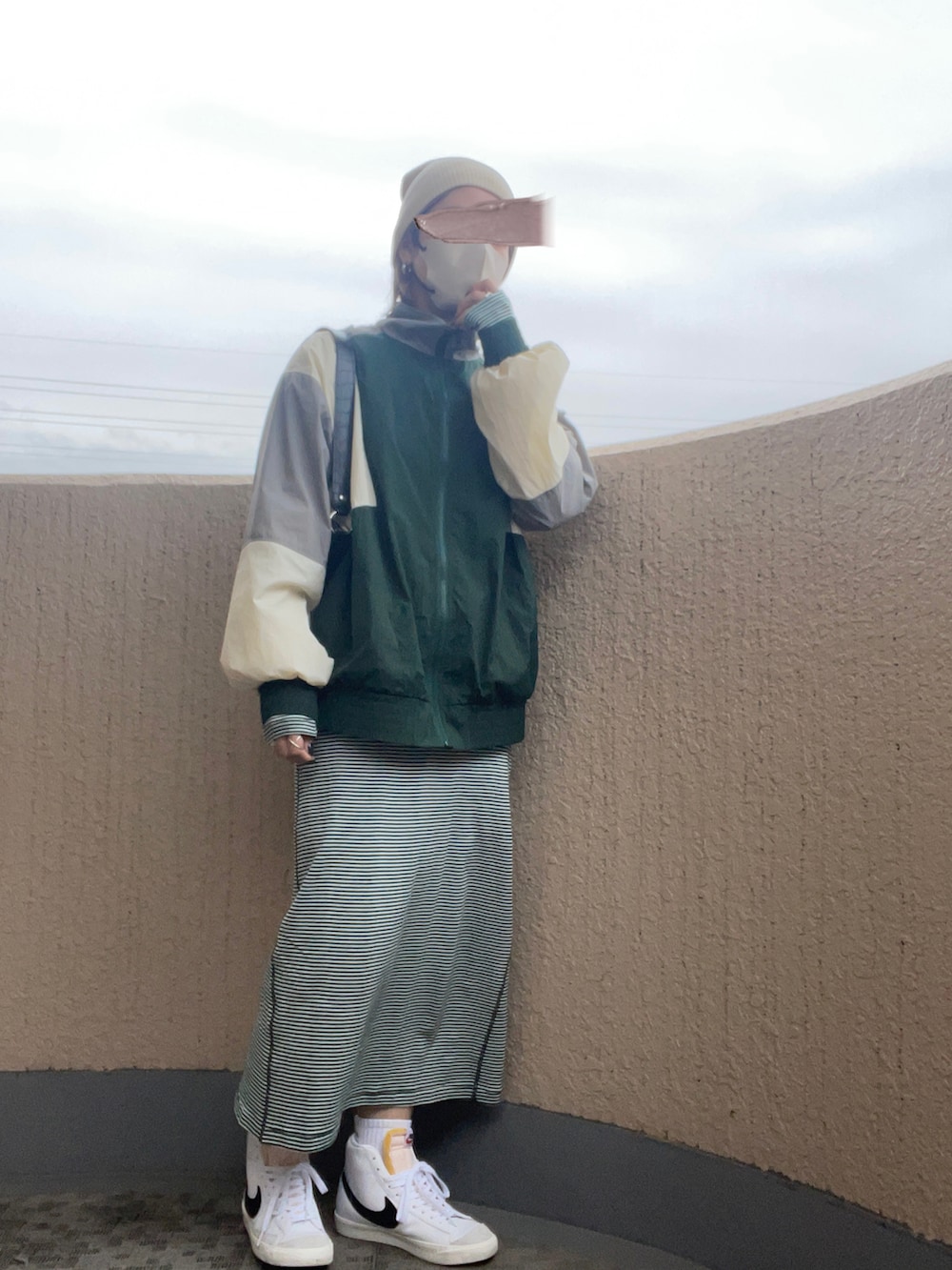 「シンプル、カジュアル、春色、ブルゾン、ナイロンジャケット、ワンピース、ボーダー、ボリューム袖、ニット帽、ootd、ハイカットスニーカー、NIKE、グリーン、ワンピース×スニーカー」｜「UngridのMiller別注 バックオープンボーダーワンピース（ワンピース、グリーン系）」を使った、ayuさん（骨格ストレート・レディース・162cm）の春コーディネートの2枚目の写真