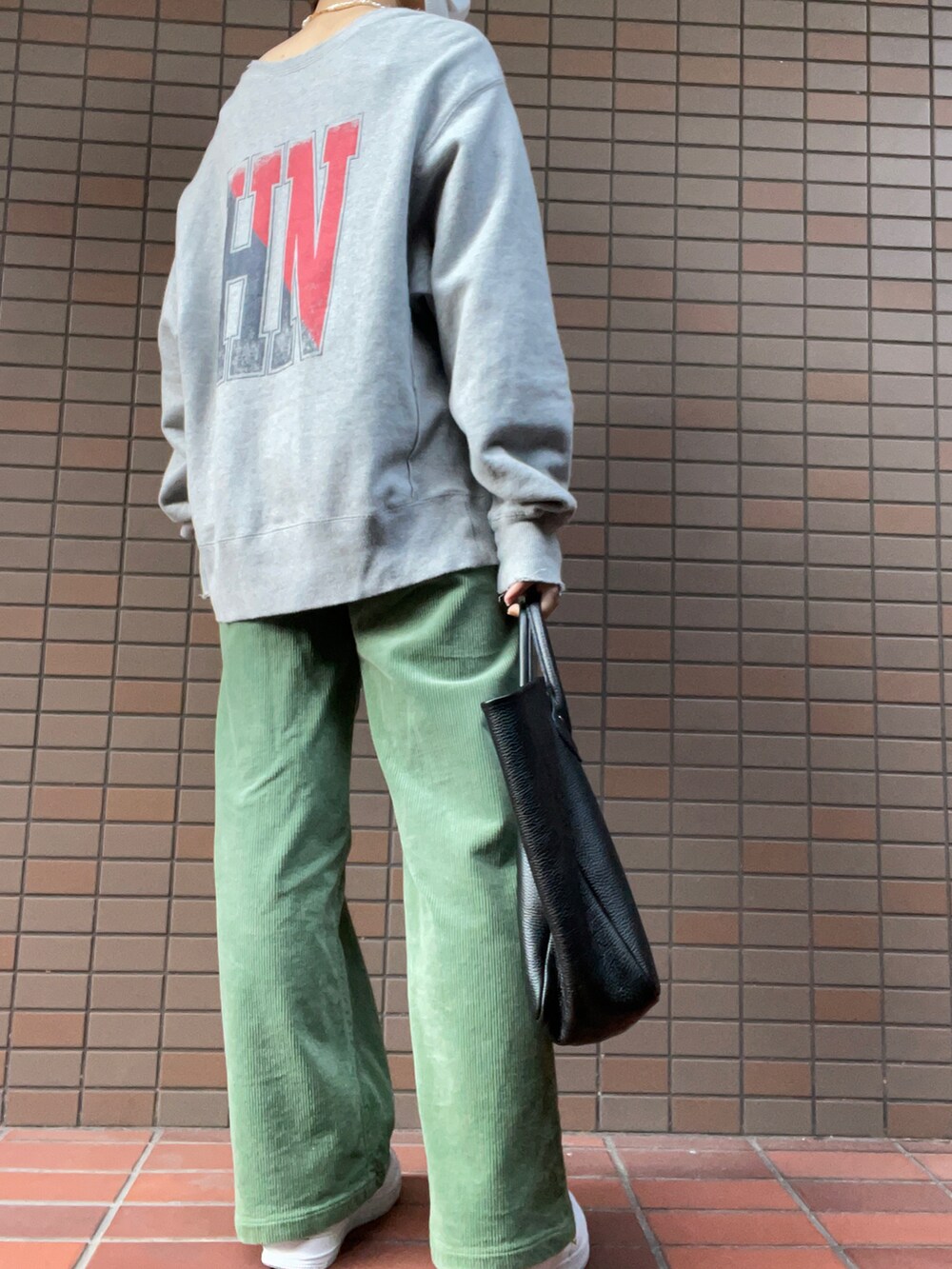 ブラック系のトートバッグ、グレー系のその他パンツ、ホワイト系のスニーカーを着用したレディースの秋コーディネートの3枚目の写真