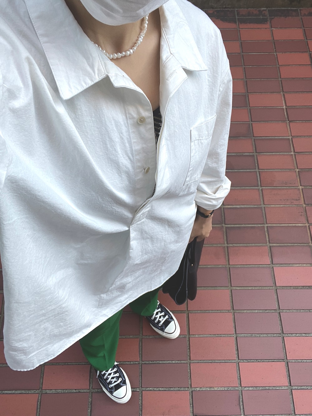 ブラック系のトートバッグ、その他のスニーカー、グリーン系のその他パンツを着用したレディースの秋コーディネートの2枚目の写真