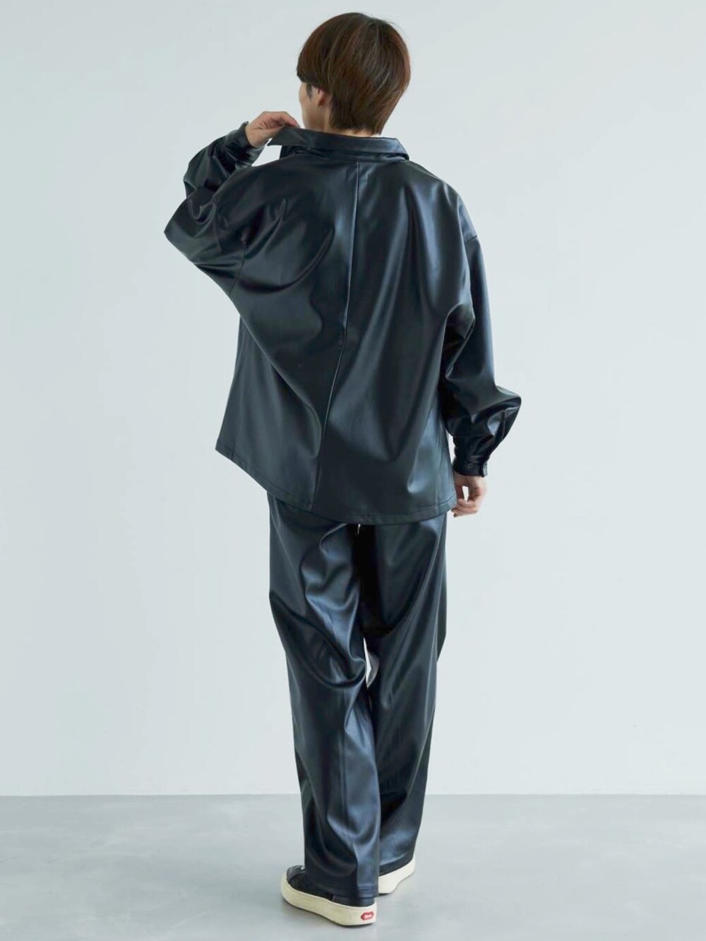 ブラック系のシャツ/ブラウス、ブラック系のその他パンツ、ブラック系のスニーカーを着用したメンズの秋コーディネートの3枚目の写真