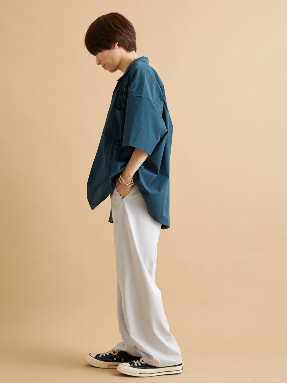 グレー系のTシャツ/カットソー、グリーン系のシャツ/ブラウス、グレー系のその他パンツを着用したメンズの夏コーディネートの2枚目の写真