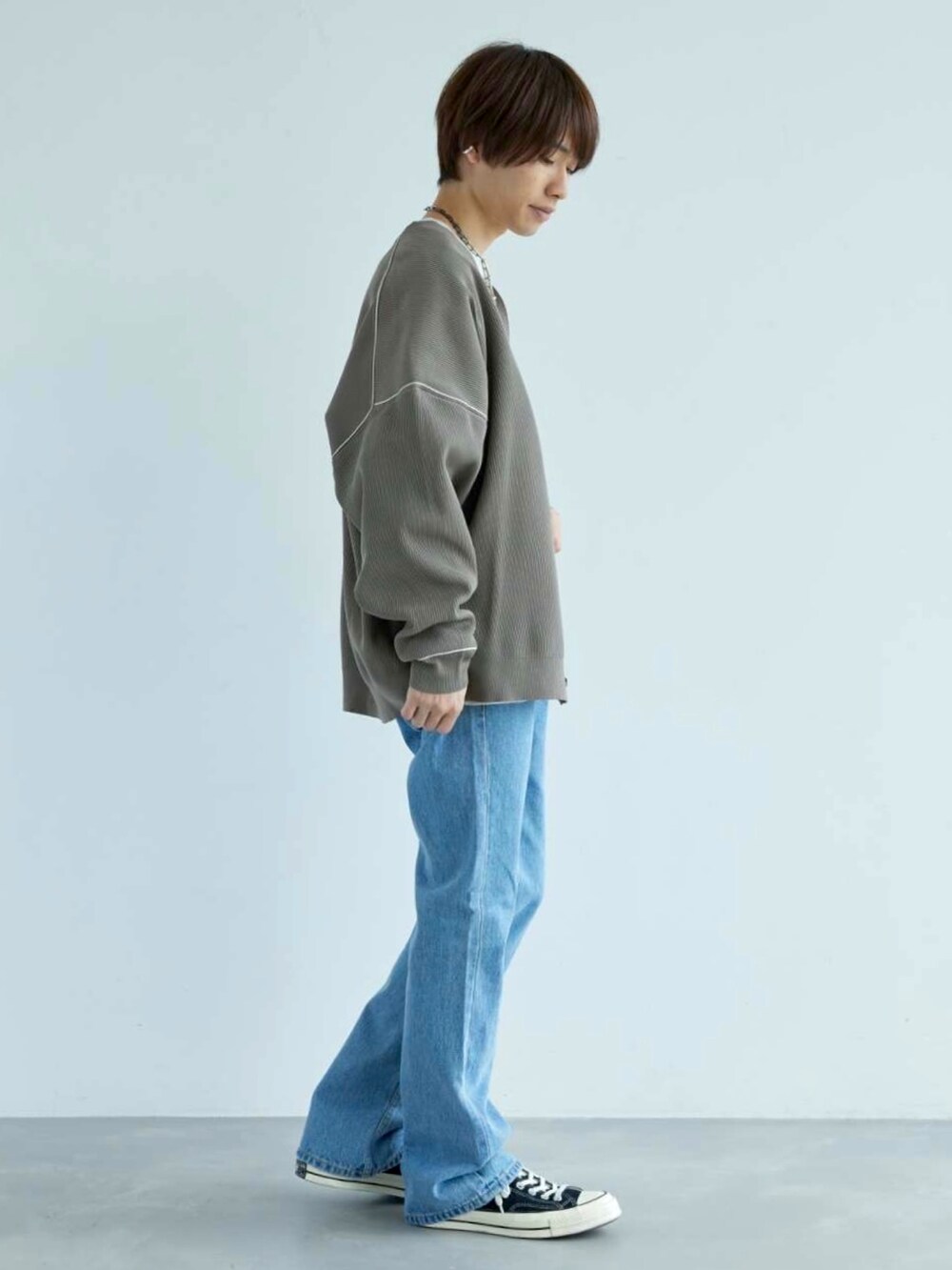 ベージュ系のカーディガン/ボレロ、グレー系のスウェット、ブラック系のスニーカーを着用したメンズの秋コーディネートの2枚目の写真