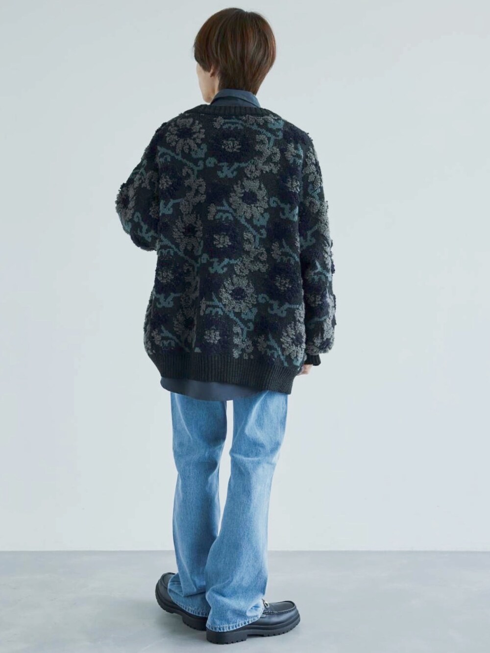 グレー系のカーディガン/ボレロ、グレー系のシャツ/ブラウス、ブルー系のデニムパンツを着用したメンズの秋コーディネートの3枚目の写真