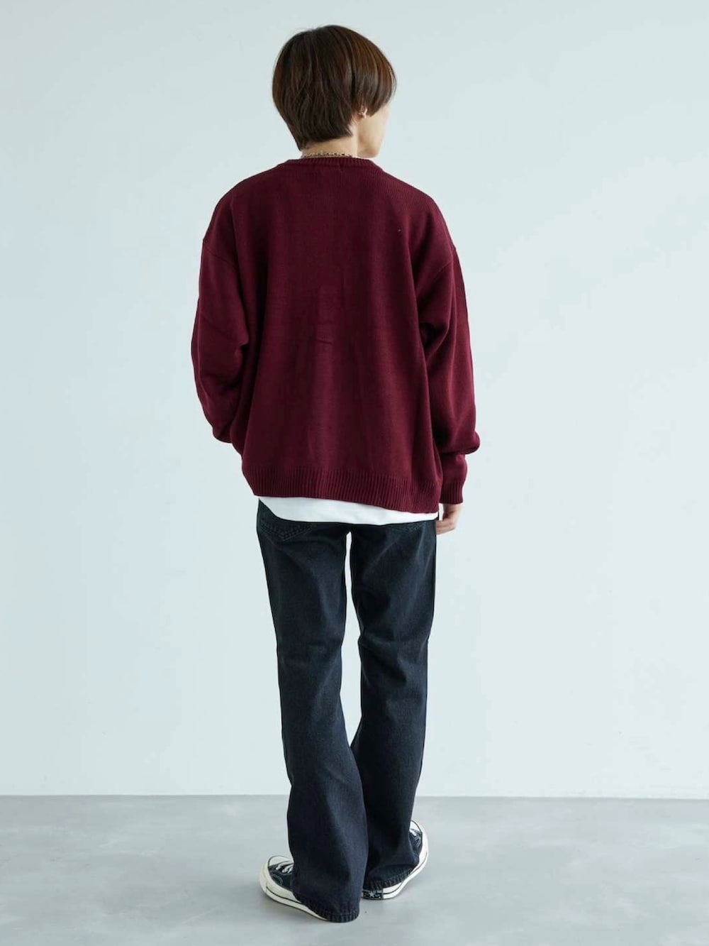 レッド系のカーディガン/ボレロ、ホワイト系のTシャツ/カットソー、ブラック系のスニーカーを着用したメンズの秋コーディネートの3枚目の写真