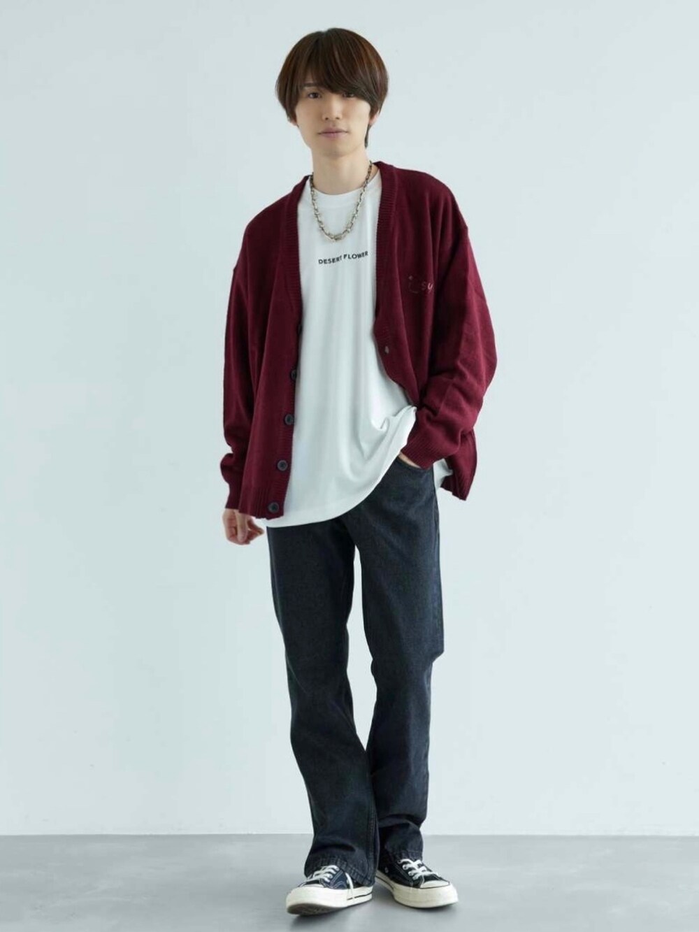 レッド系のカーディガン/ボレロ、ホワイト系のTシャツ/カットソー、ブラック系のスニーカーを着用したメンズの秋コーディネートの2枚目の写真