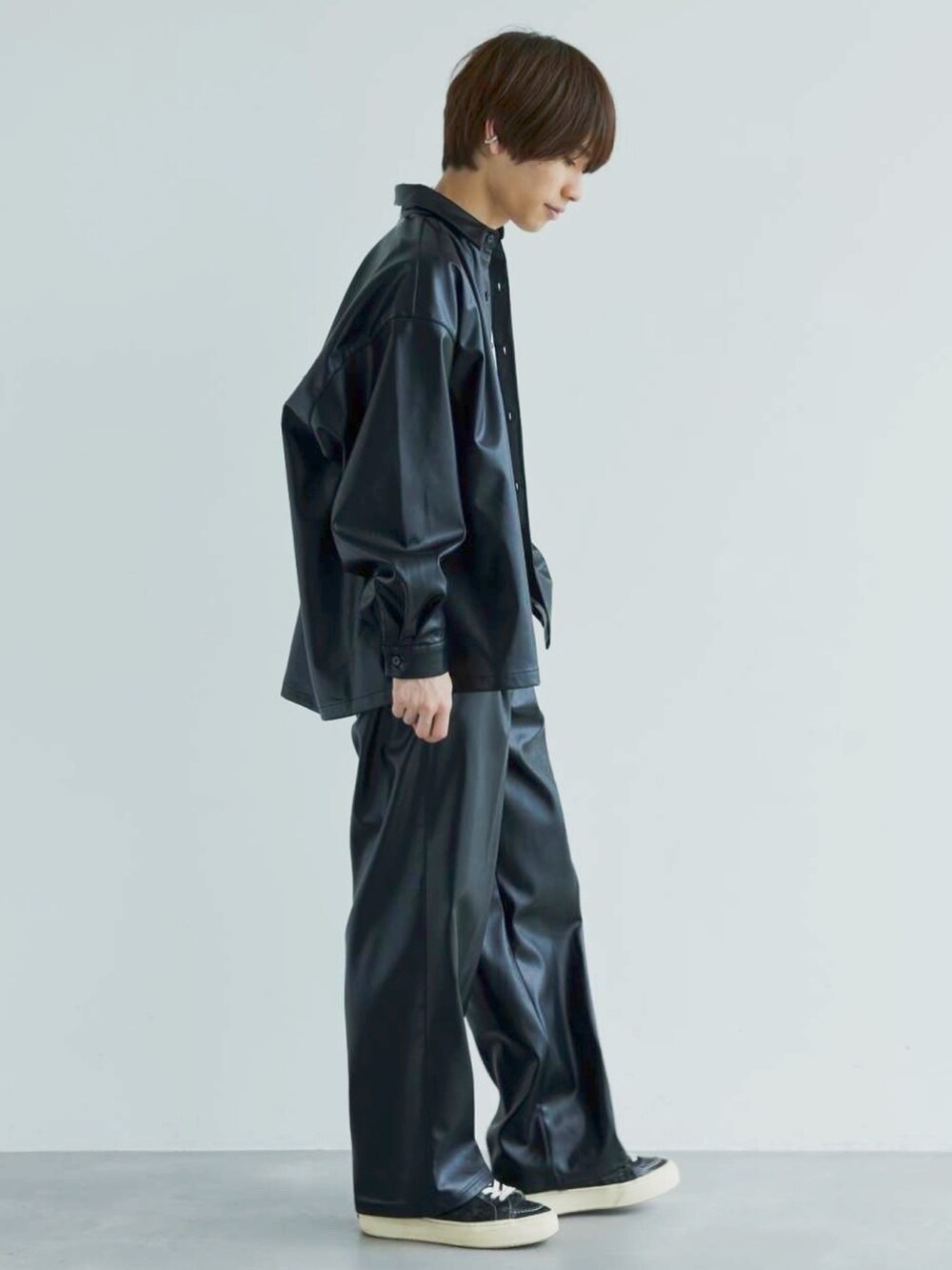 ブラック系のシャツ/ブラウス、ブラック系のその他パンツ、ブラック系のスニーカーを着用したメンズの秋コーディネートの2枚目の写真