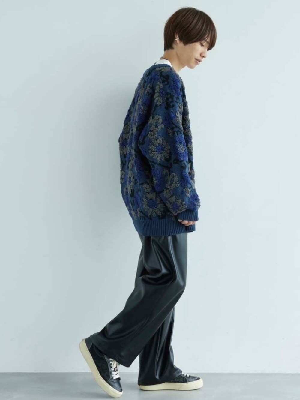 ブルー系のカーディガン/ボレロ、ホワイト系のTシャツ/カットソー、ブラック系のスニーカーを着用したメンズの秋コーディネートの2枚目の写真