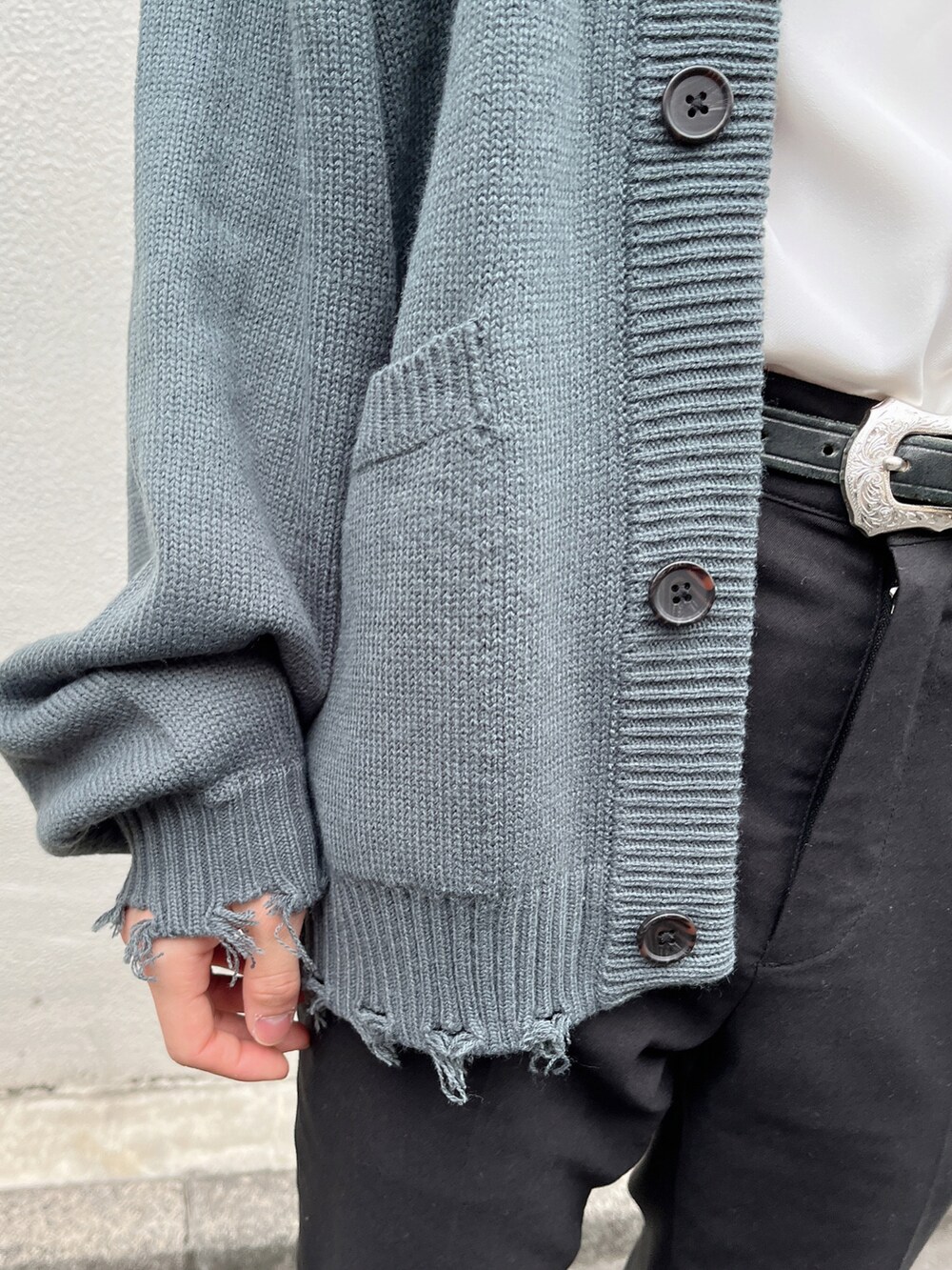 ホワイト系のシャツ/ブラウス、グリーン系のカーディガン/ボレロ、グレー系のスニーカーを着用したメンズの冬コーディネートの2枚目の写真