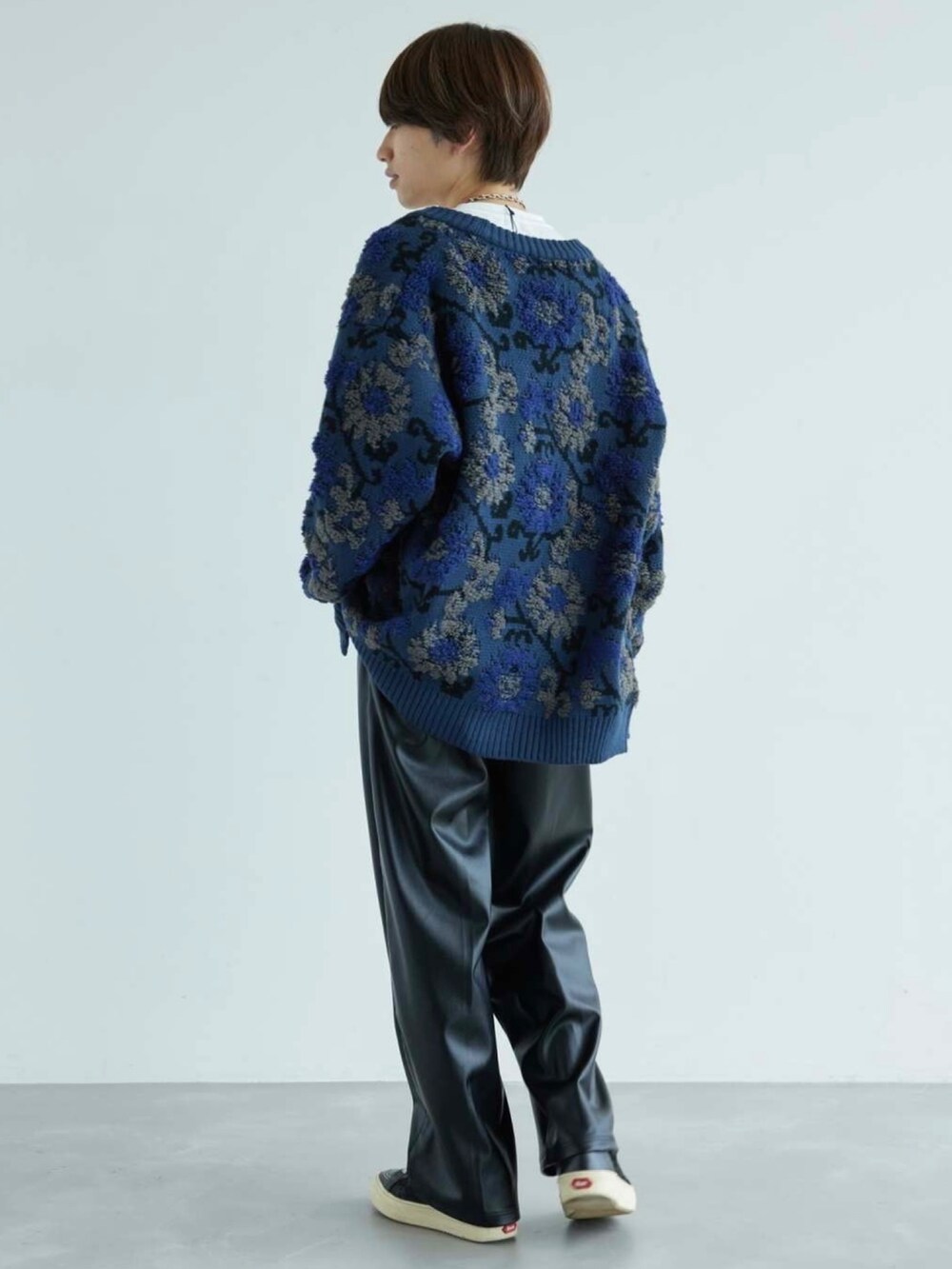 ブルー系のカーディガン/ボレロ、ホワイト系のTシャツ/カットソー、ブラック系のスニーカーを着用したメンズの秋コーディネートの3枚目の写真