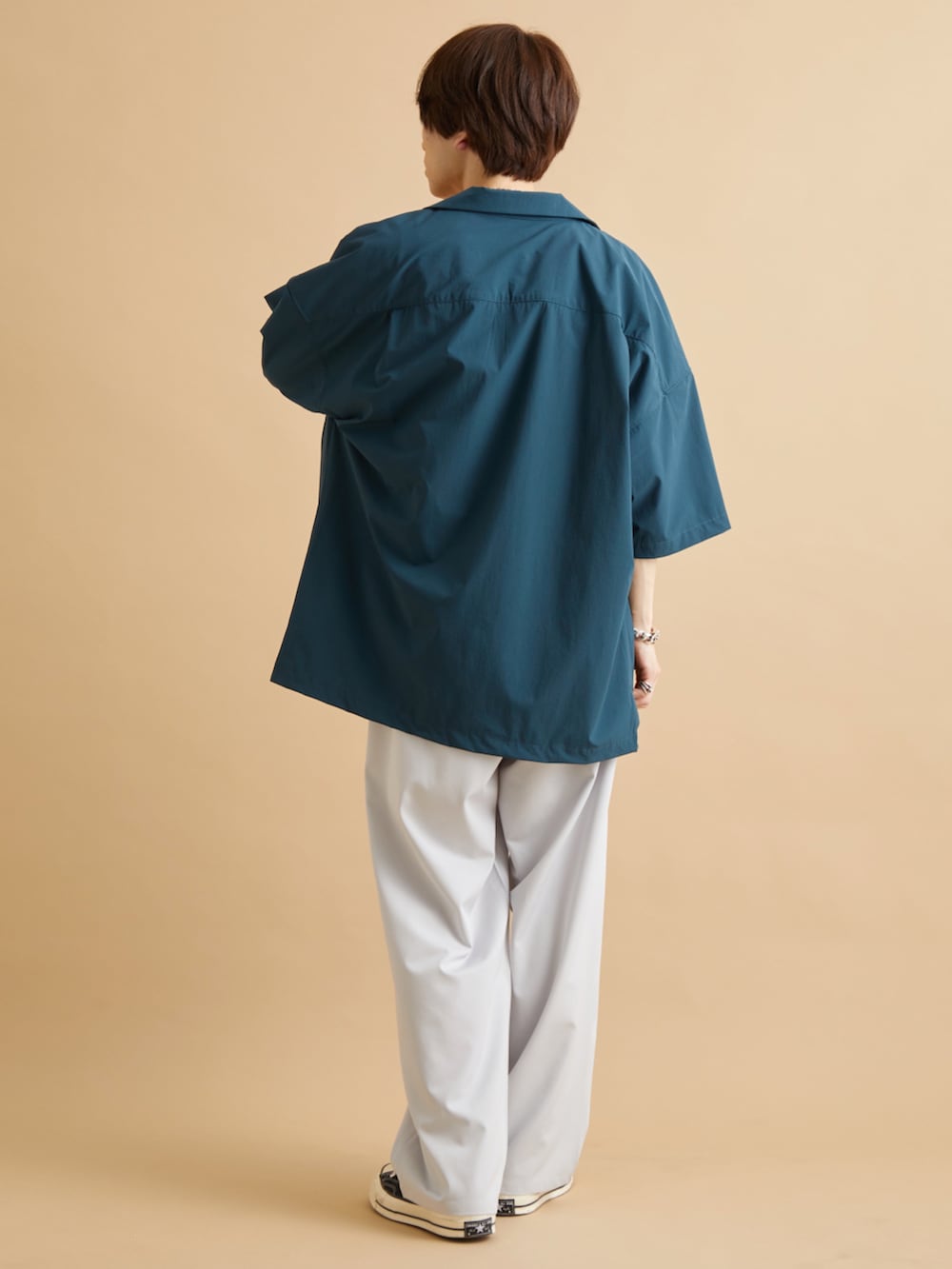 グレー系のTシャツ/カットソー、グリーン系のシャツ/ブラウス、グレー系のその他パンツを着用したメンズの夏コーディネートの3枚目の写真