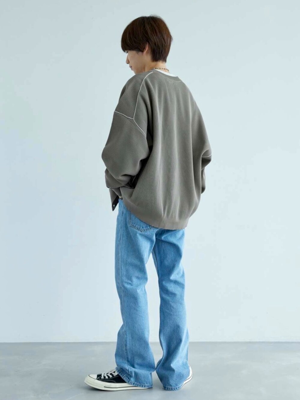 ベージュ系のカーディガン/ボレロ、グレー系のスウェット、ブラック系のスニーカーを着用したメンズの秋コーディネートの3枚目の写真