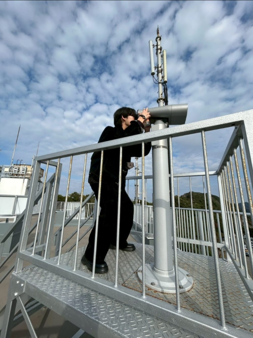 ブラック系のその他アウター、ブラック系のその他パンツを着用したメンズの冬コーディネートの2枚目の写真