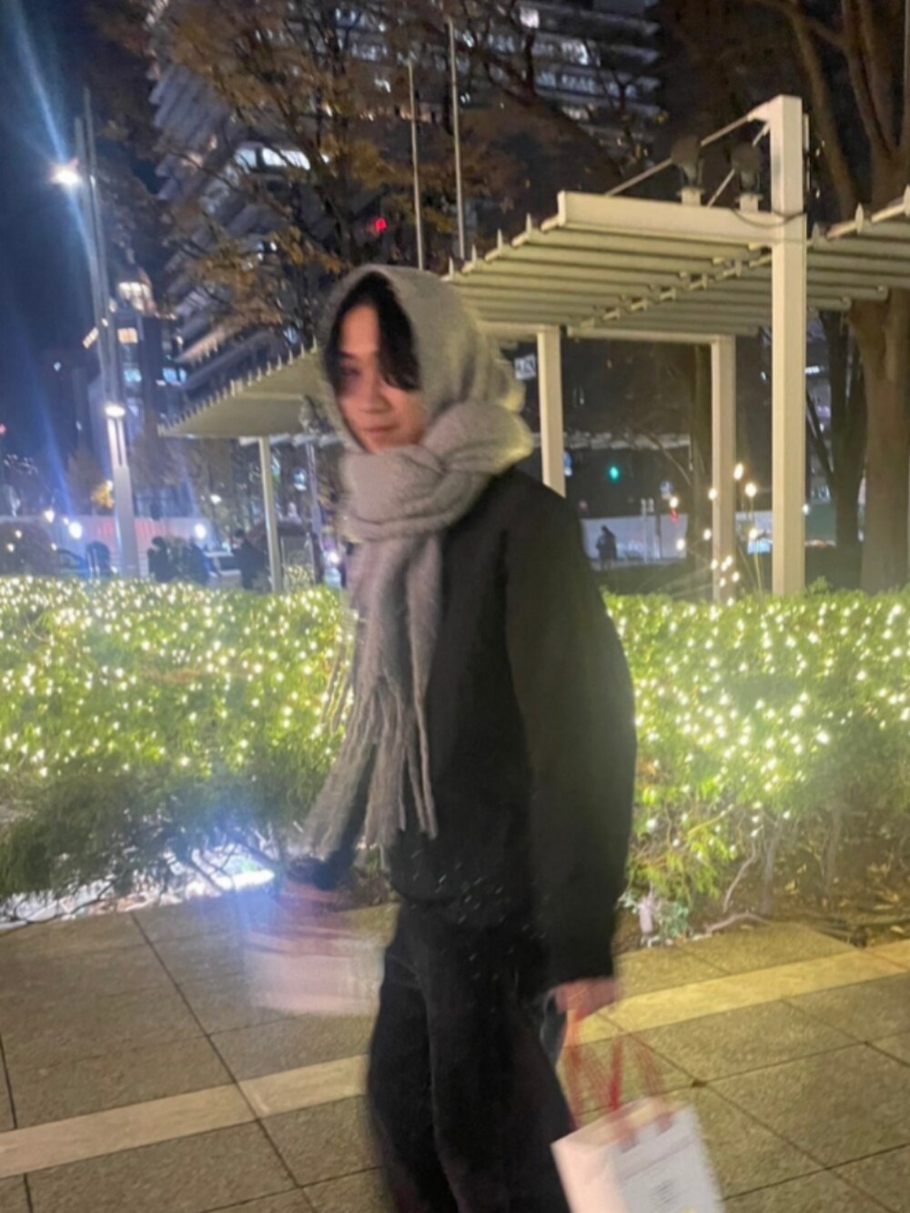 ブラック系のその他パンツ、ブラック系のその他トップス、ブラック系のモカシン/デッキシューズを着用したメンズの秋コーディネートの2枚目の写真