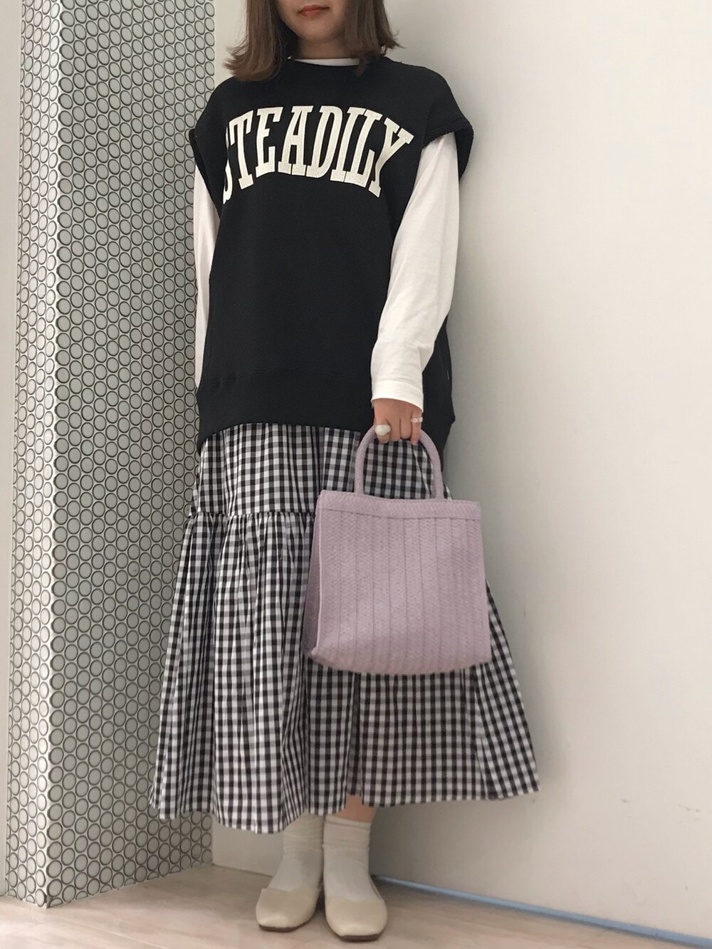 ブラック系のTシャツ/カットソー、その他のTシャツ/カットソー、ブラック系のスカートを着用したレディースの春コーディネートの2枚目の写真