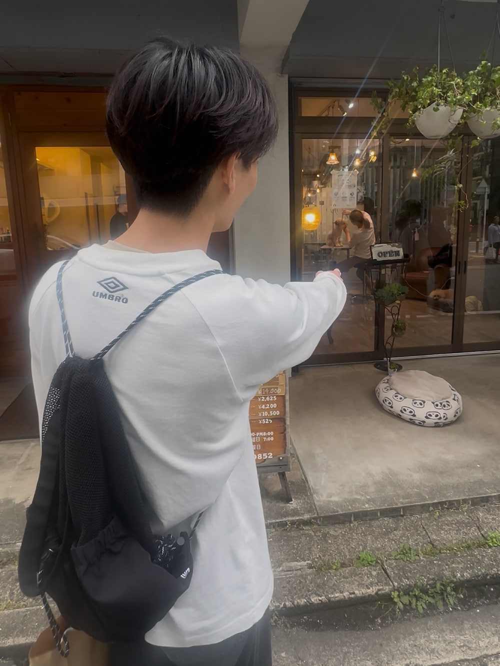 ブラック系のデニムパンツ、ホワイト系のTシャツ/カットソー、シルバー系のスニーカーを着用したメンズの夏コーディネートの3枚目の写真