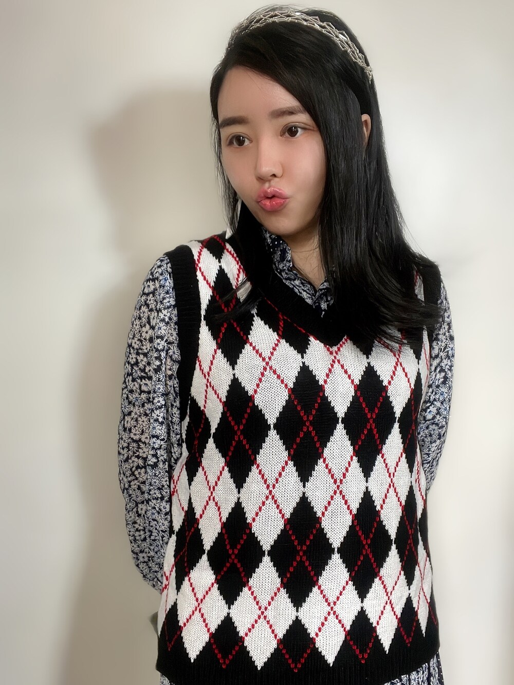 その他のベストを着用したレディースの冬コーディネートの3枚目の写真