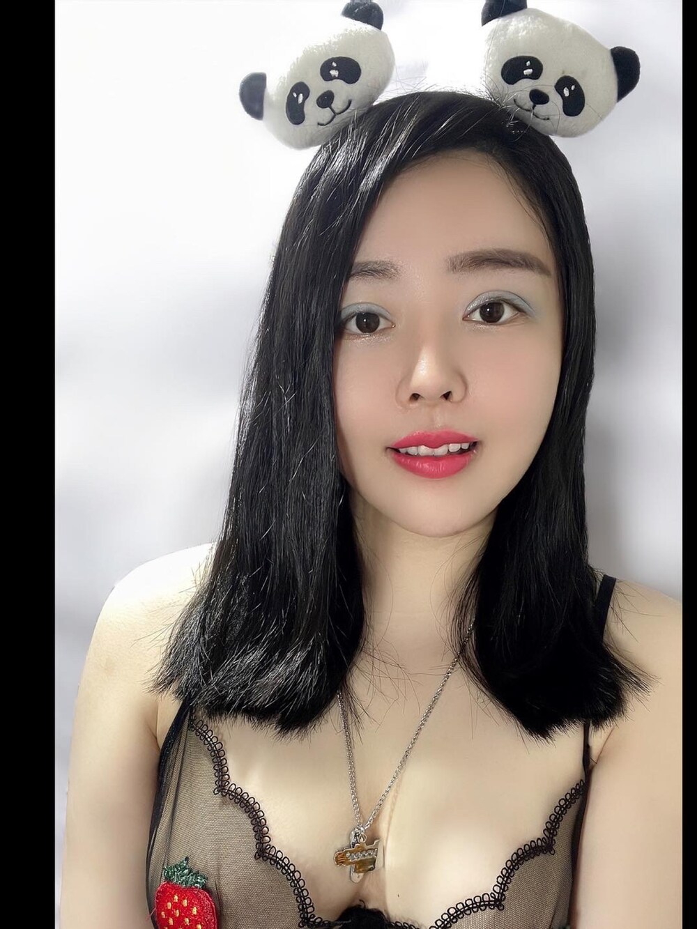 その他のカチューシャ、ブラック系のブラジャーを着用したレディースの夏コーディネートの2枚目の写真