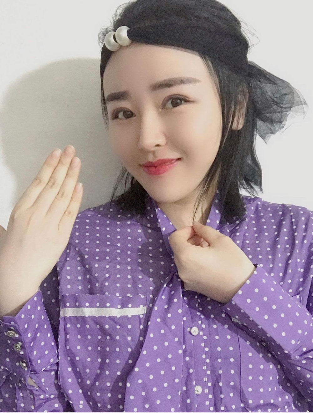 パープル系のワンピースを着用したレディースの冬コーディネートの4枚目の写真